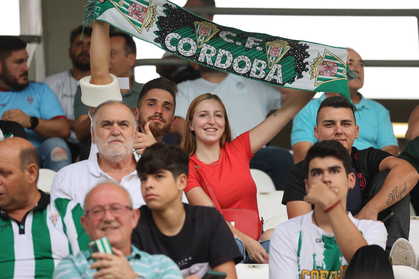 La animación de la grada de El Arcángel en el Córdoba CF - Sanse, en imágenes