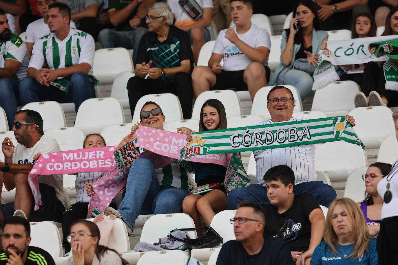 La animación de la grada de El Arcángel en el Córdoba CF - Sanse, en imágenes