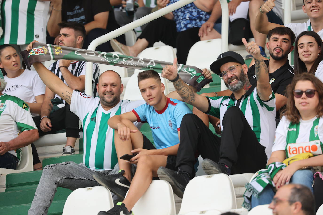 La animación de la grada de El Arcángel en el Córdoba CF - Sanse, en imágenes