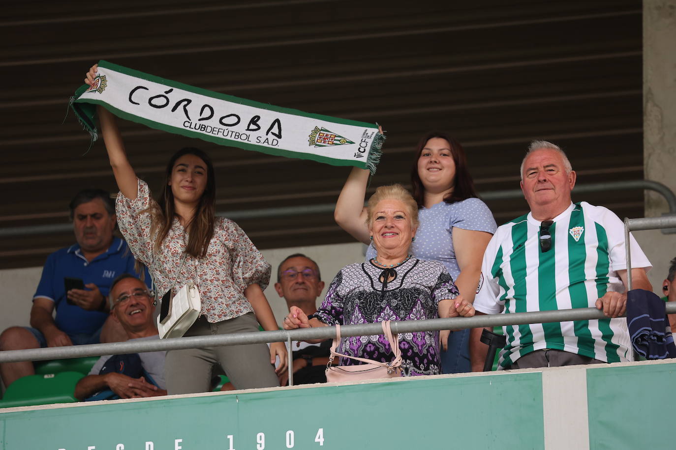 La animación de la grada de El Arcángel en el Córdoba CF - Sanse, en imágenes