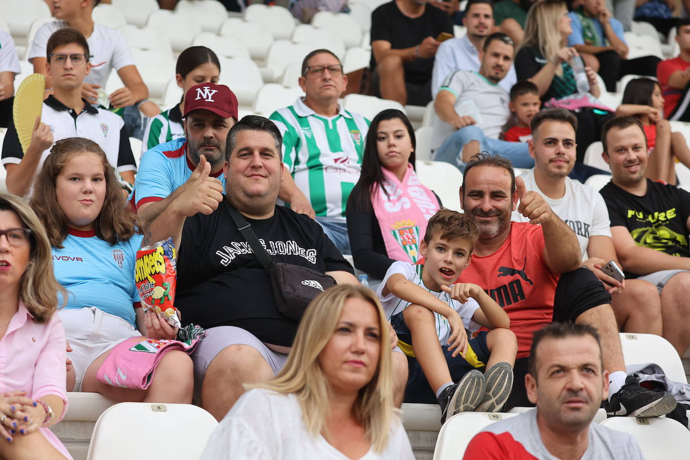 La animación de la grada de El Arcángel en el Córdoba CF - Sanse, en imágenes