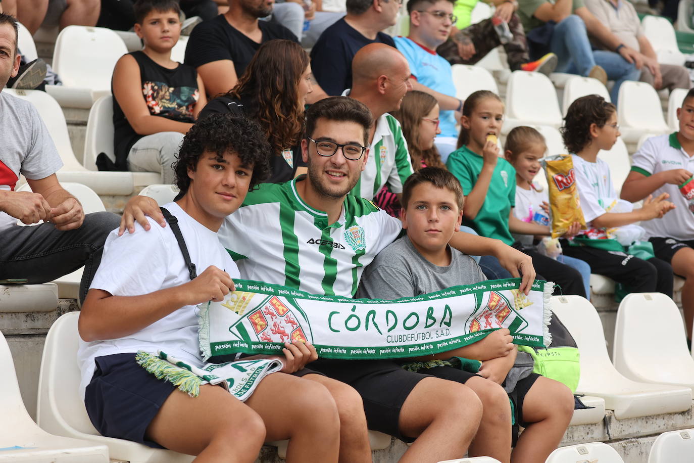 La animación de la grada de El Arcángel en el Córdoba CF - Sanse, en imágenes