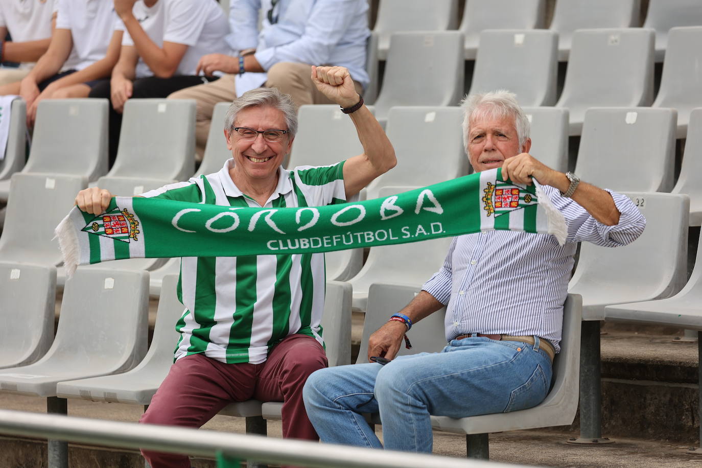 La animación de la grada de El Arcángel en el Córdoba CF - Sanse, en imágenes