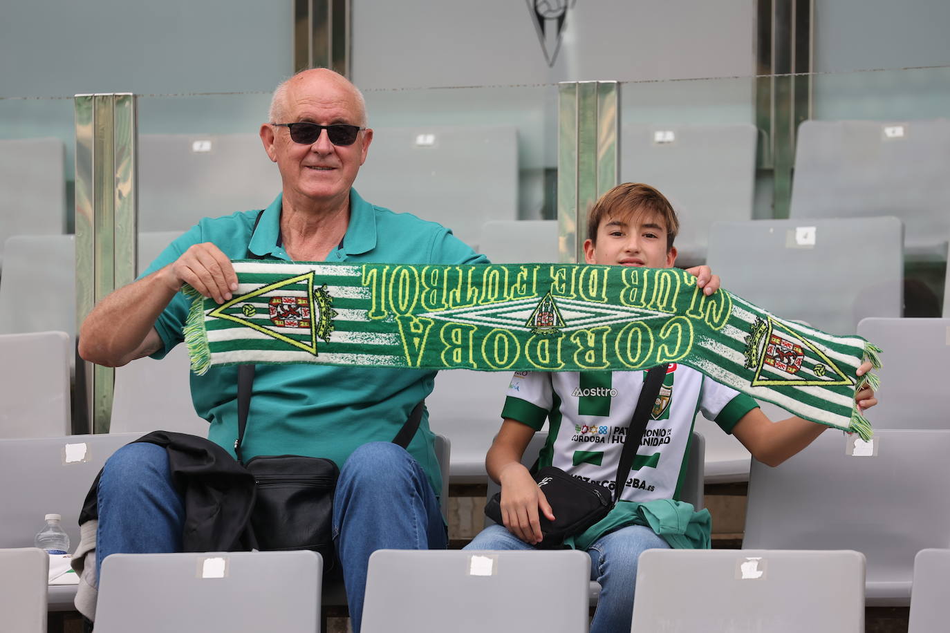 La animación de la grada de El Arcángel en el Córdoba CF - Sanse, en imágenes