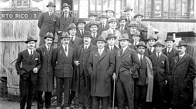Alumnos de la Escuela de Arquitectura visitaron las obras del Metro en diciembre de 1918, junto a los profesores Martínez Ángel (número 3), Cort (5) y Grasset (6), junto a los directores de las obras, Otamendi (1) y Palacios (2)