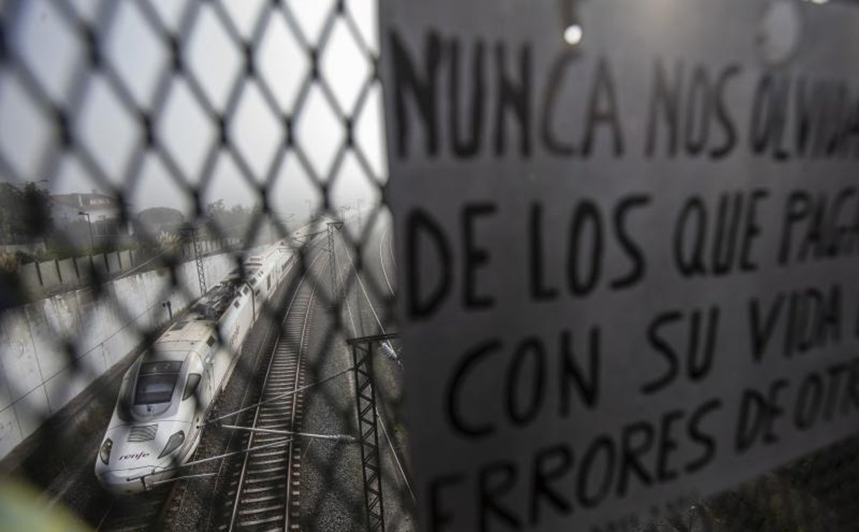 Un tren, a su paso por la curva de A Grandeira, en Angrois