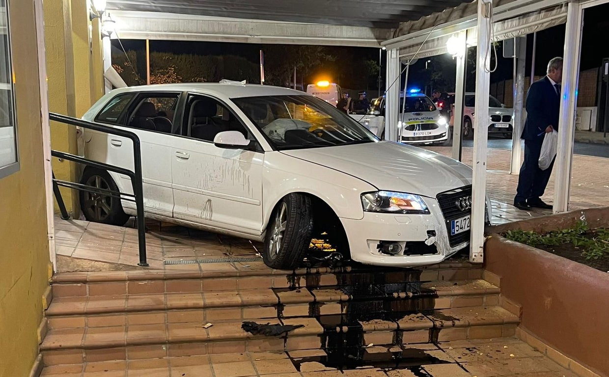 El vehículo se estrelló contra la terraza de un local