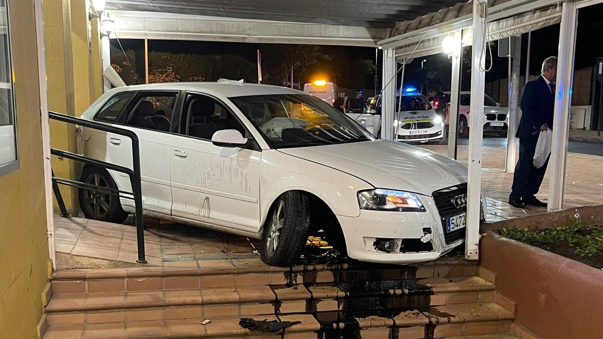 Un conductor ebrio se empotra contra los veladores de un bar en El Patriarca en Córdoba