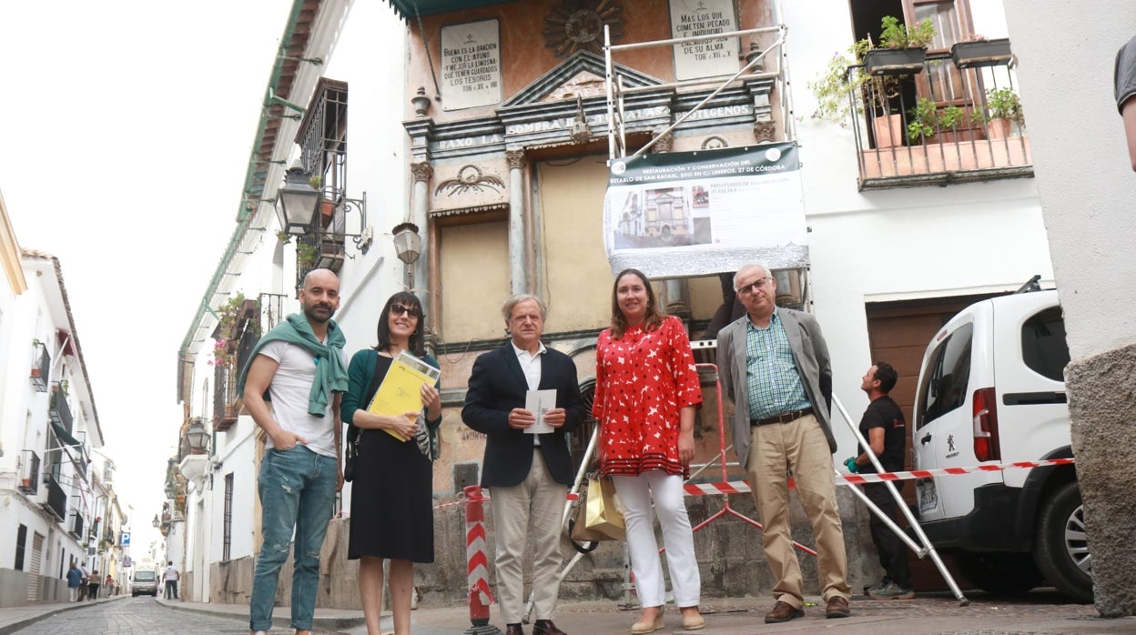 Arranca el viaje en el tiempo del retablo de San Rafael en la calle Lineros de Córdoba