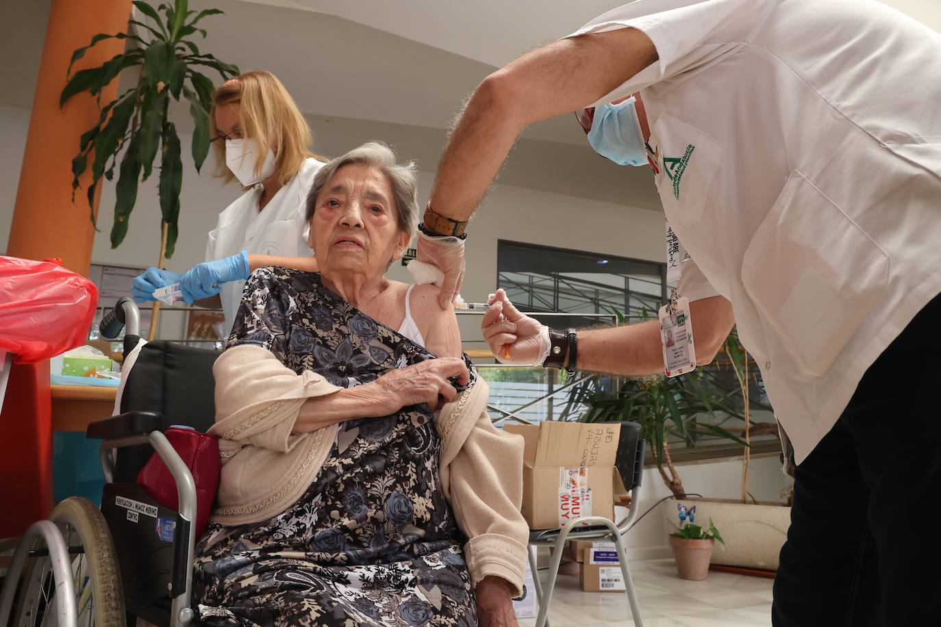 En imágenes, el inicio de la campaña de vacunación del Covid y la gripe en Córdoba, en imágenes