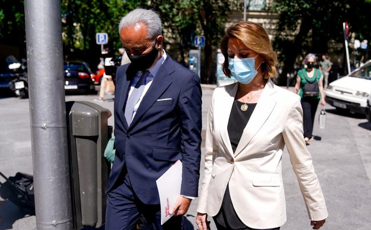 La exsecretaria General del PP y exministra María Dolores de Cospedal y su letrado, Jesús Santos