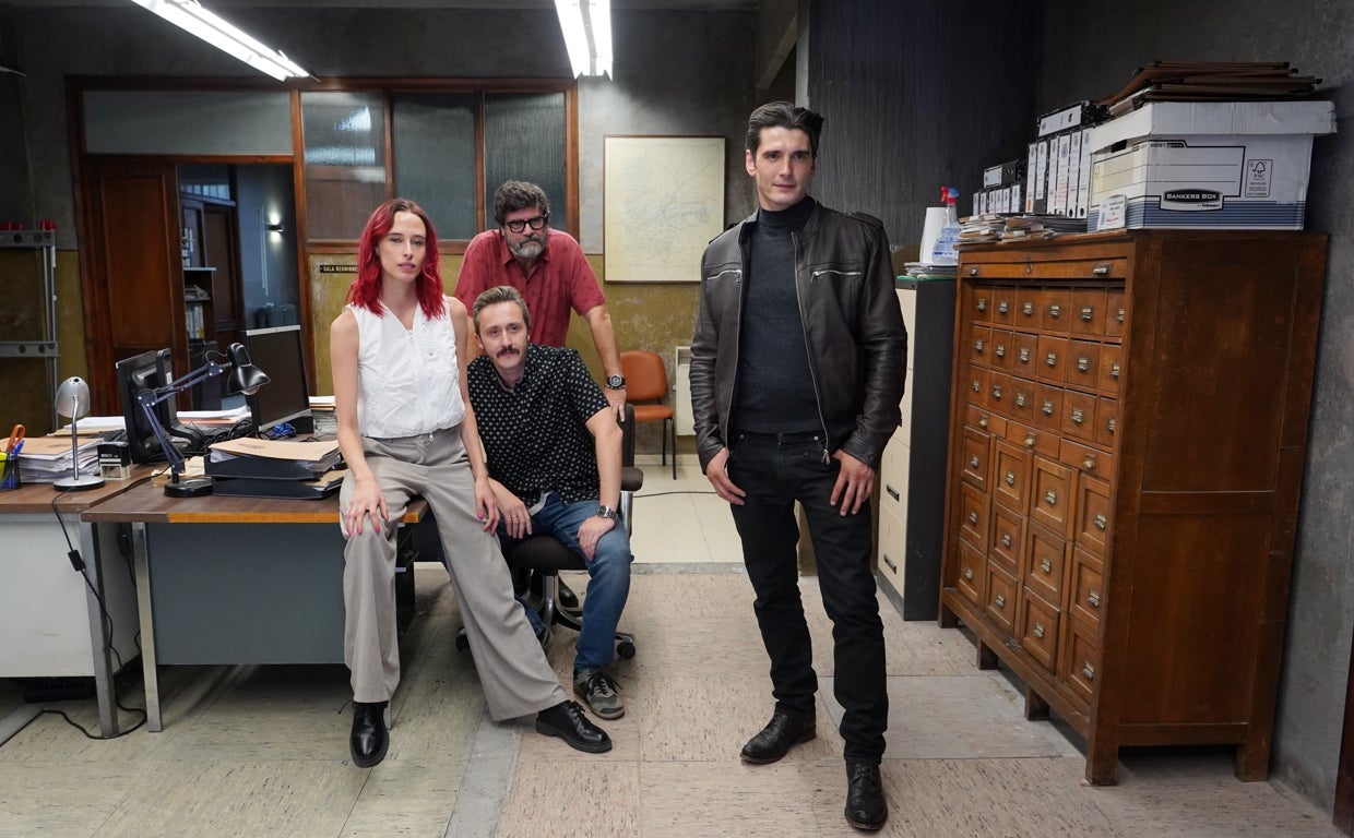 De izquierda a derecha, Olivia Baglivi; Fernando Soto y Yon González en un receso del rodaje de la serie 'Memento Mori'