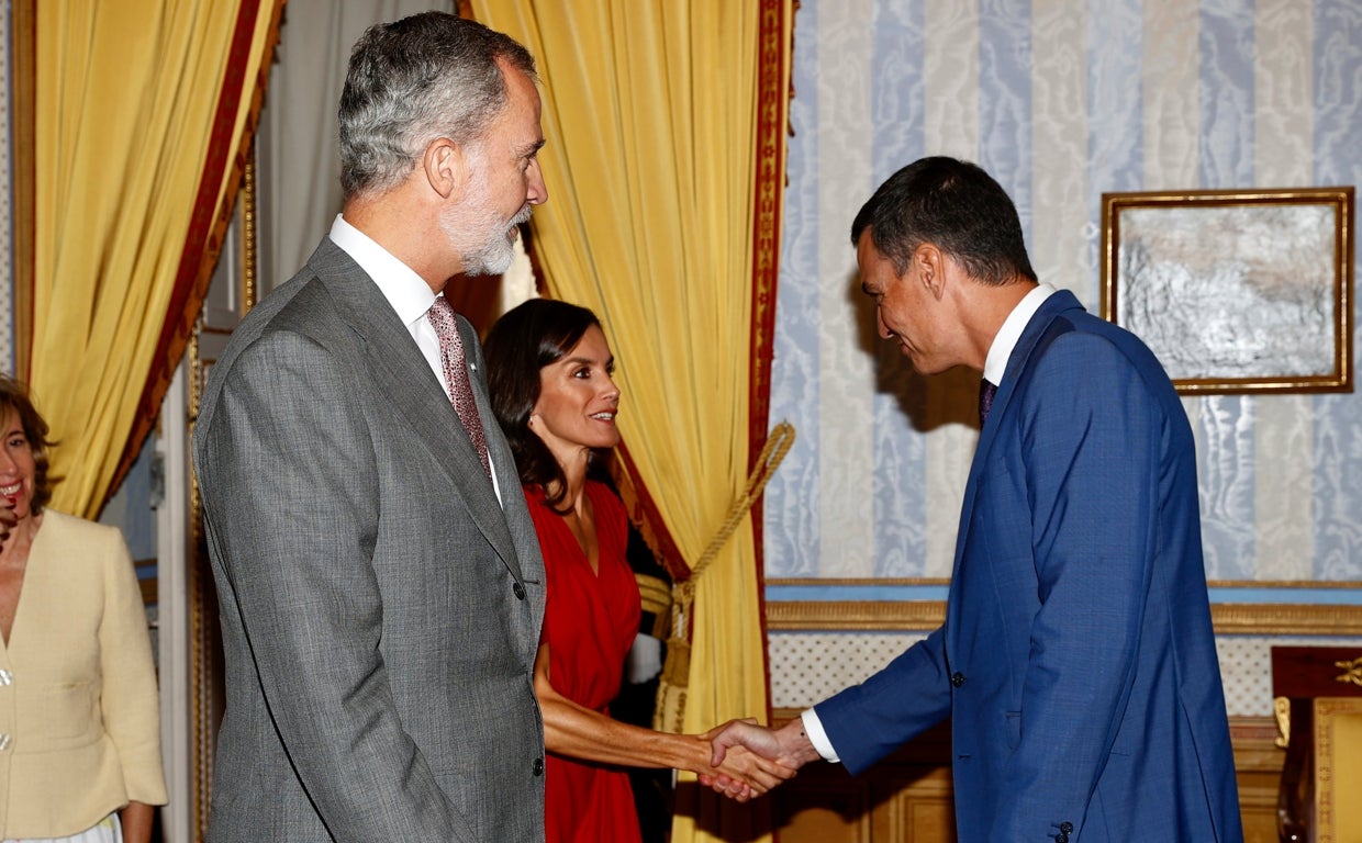 Los Reyes saludan al presidente del Gobierno, Pedro Sánchez