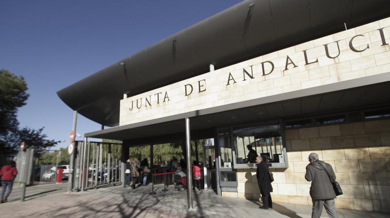 La Junta aplicará a los funcionarios andaluces la subida salarial pactada entre Gobierno y sindicatos