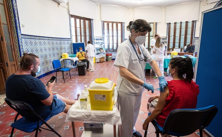 La Comunidad Valenciana fusionará el 17 de octubre la vacunación contra el coronavirus y la gripe