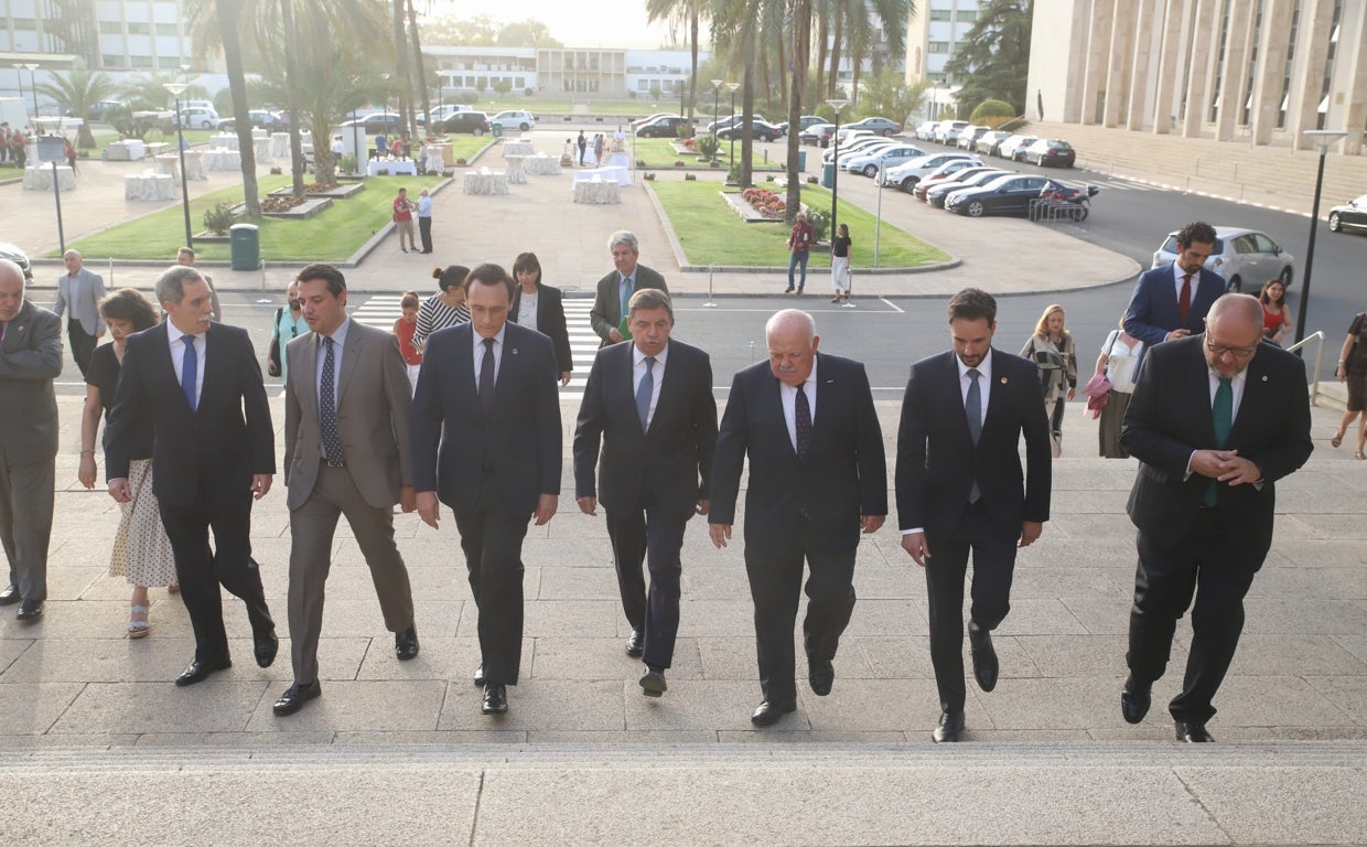 Autoridades a su llegada al Paraninfo de la UCO, este martes