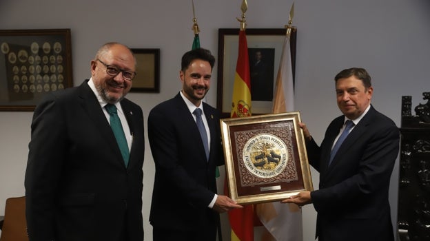 El ministro Planas le entrega la placa al decano de Veterinaria en presencia del rector