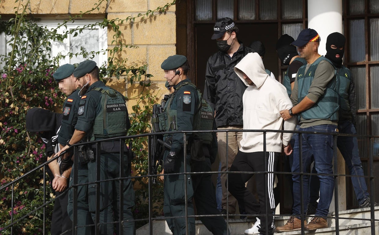 La Guardia Civil traslada a dos de los detenidos en la operación Epiro