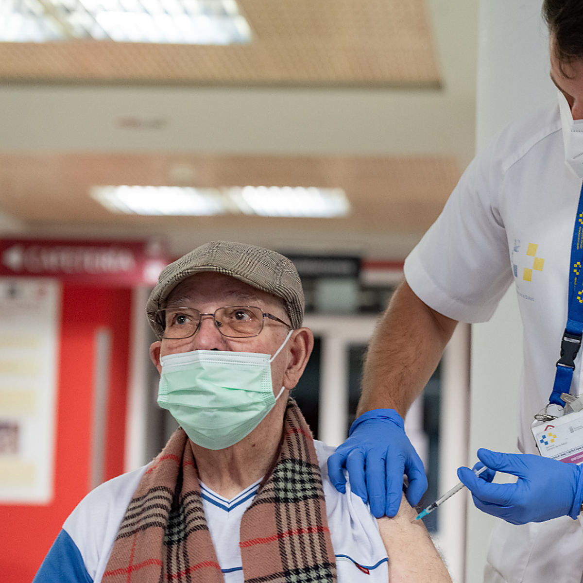 Arranca la vacunación de la 'actualizada' cuarta dosis Covid en Canarias