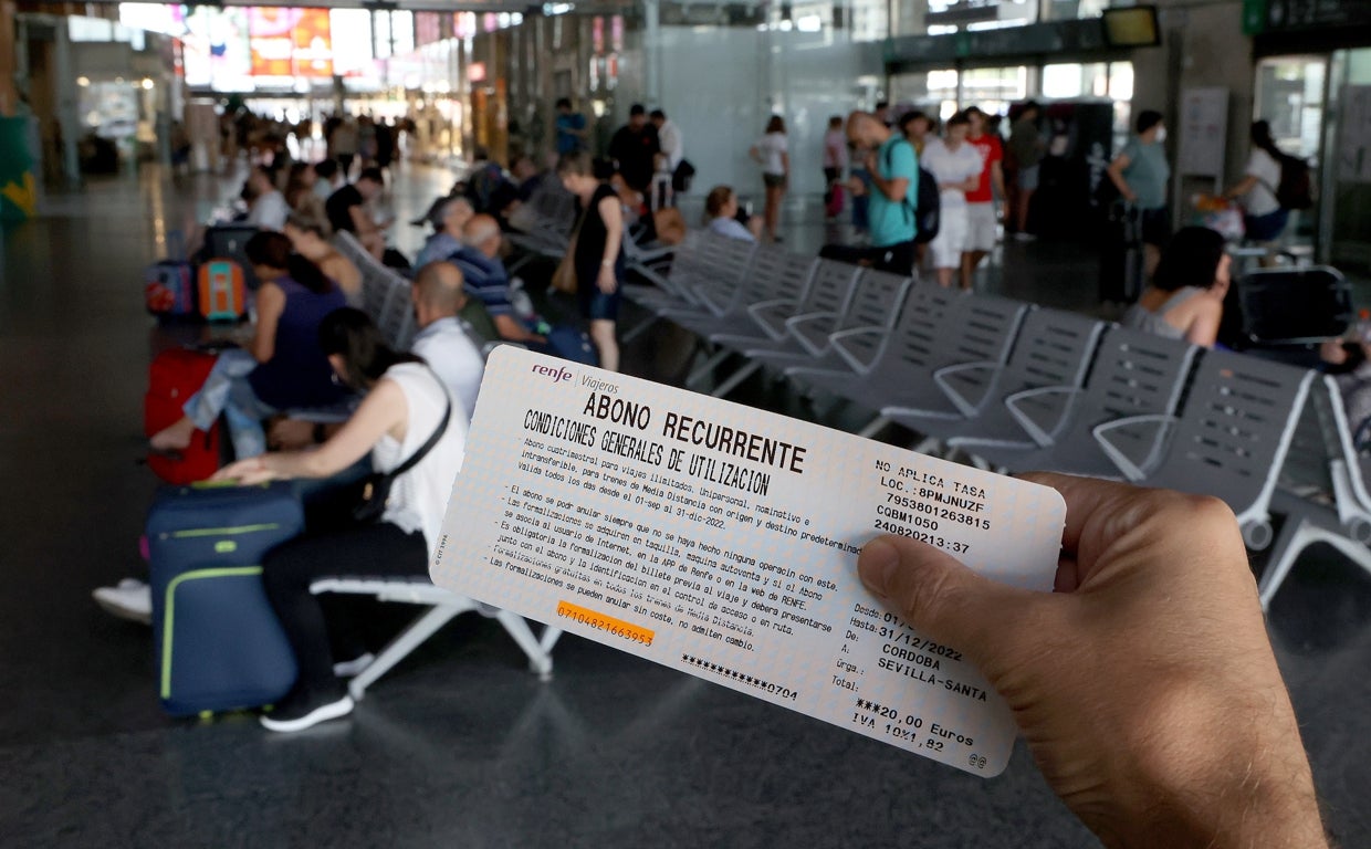 Un viajero muestra su abono de Renfe en los primeros días de aplicación de la medida