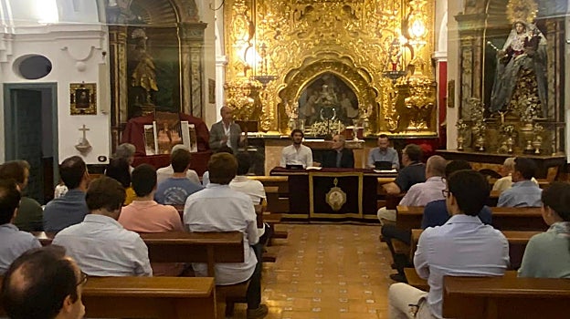 Asistentes al cabildo en la ermita de la Alegría