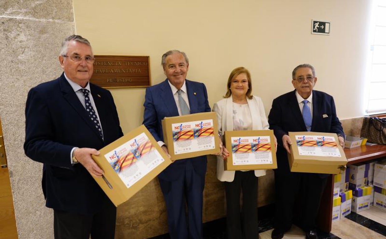 Los responsables del manifiesto, con las firmas de adhesión, este miércoles en el Senado