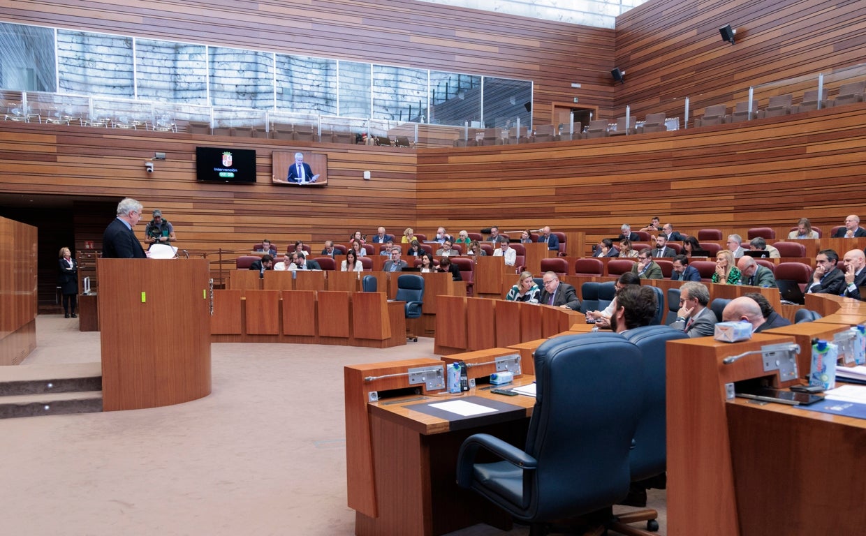 Las Cortes autonómicas acuerdan pedir nuevas infraestructuras para almacenar agua