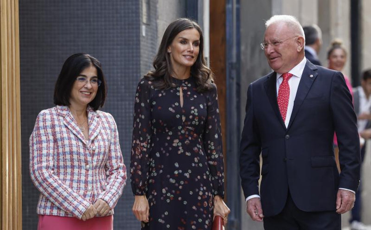 La Reina Letizia junto a la ministra de Sanidad, Carolina Darias , a su llegada al acto institucional del Día Mundial de la Salud Mental 2022