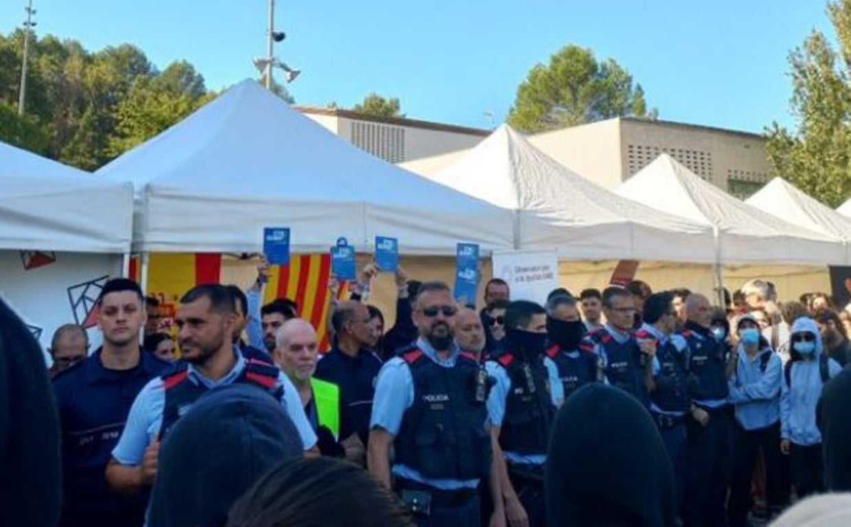 Mossos, custodiando la carpa de S'ha Acabat!