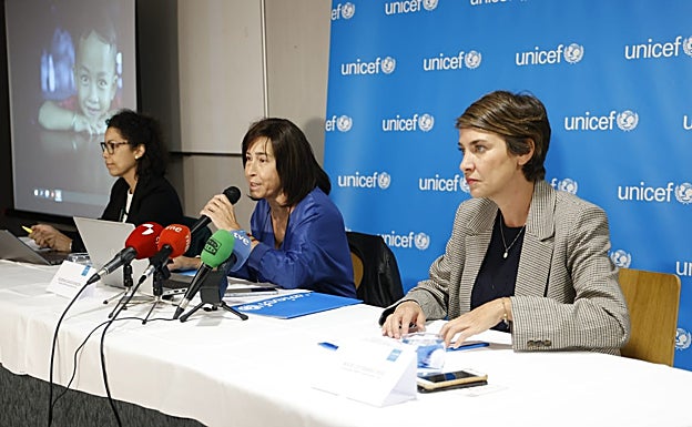 Presentación del informe de Unicef en Valladolid por (de i a d) la responsable de programas educativos, Belén Andrade, la presidenta del Comité en Castilla y León, Eugenia García, y la coordinadora de Castilla y León, Rocío Gutiérrez
