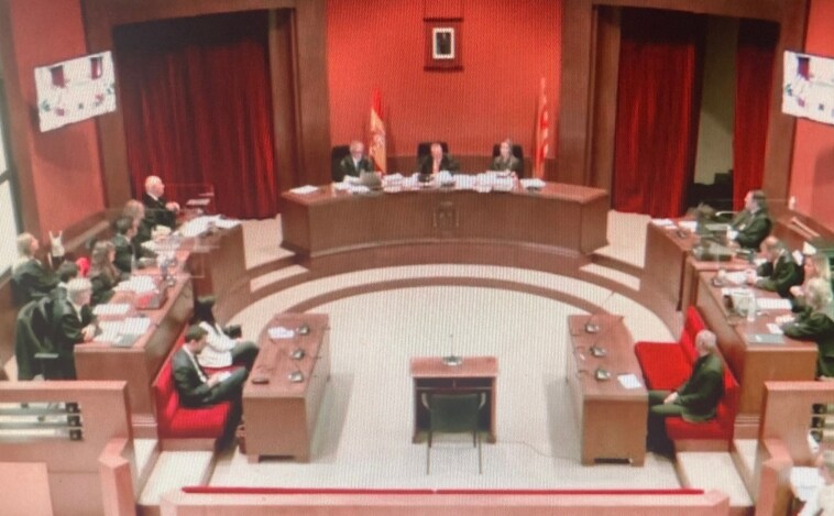 El exvicepresidente del Parlament abandona el juicio por desobediencia: «No puedo confiar en un tribunal que tiene el retrato de un rey de una monarquía delincuente»