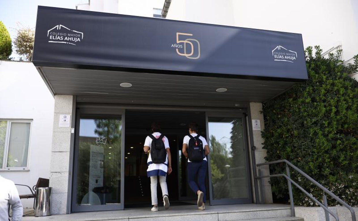 Entrada del Colegio Mayor Elías Ahuja