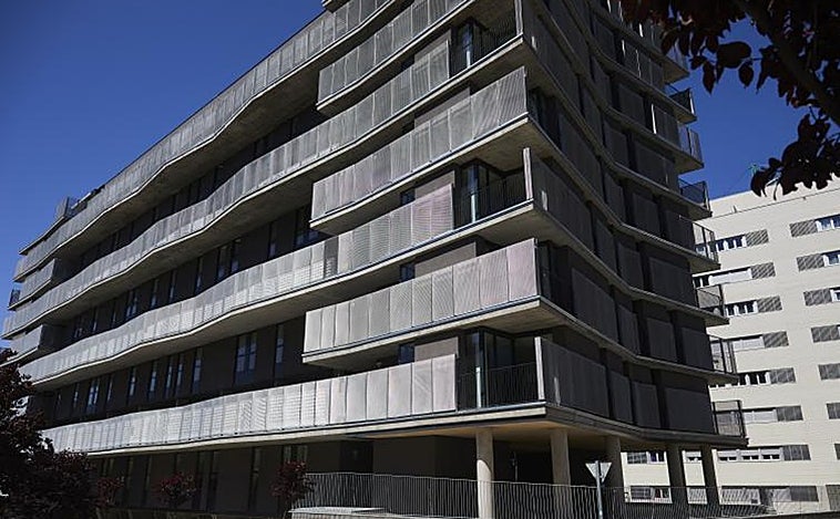 Madrid no facturará el agua a los propietarios víctimas de okupaciones y pide a los suministradores hacer lo mismo con la luz y el gas