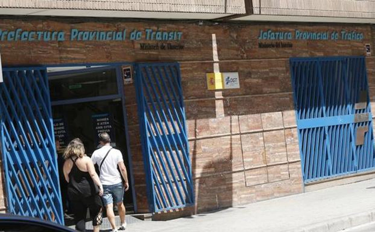 Imagen de archivo de la entrada de la sede de la Jefatura de Tráfico de Valencia