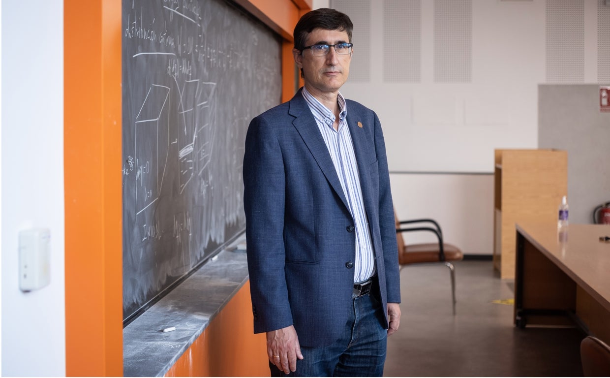 José María Martín Olalla en la Facultad de Física de la Universidad de Sevilla