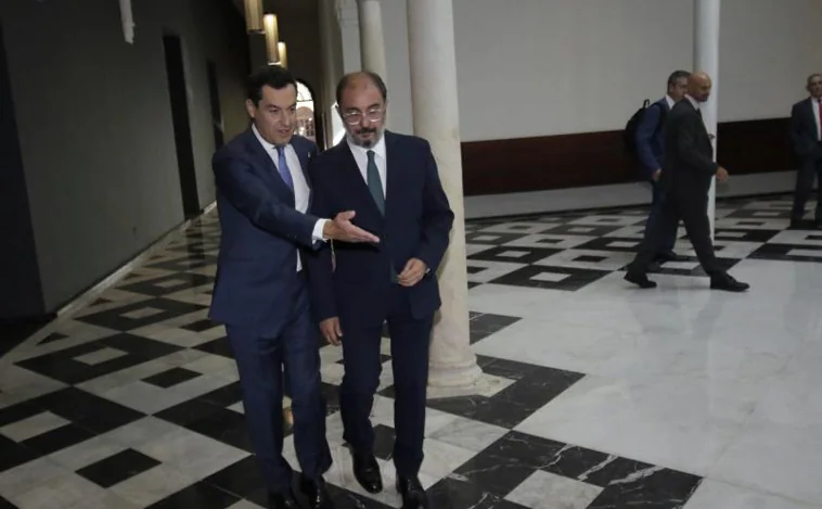 Juanma Moreno recibe al presidente socialista de Aragón en el peor momento para el PSOE