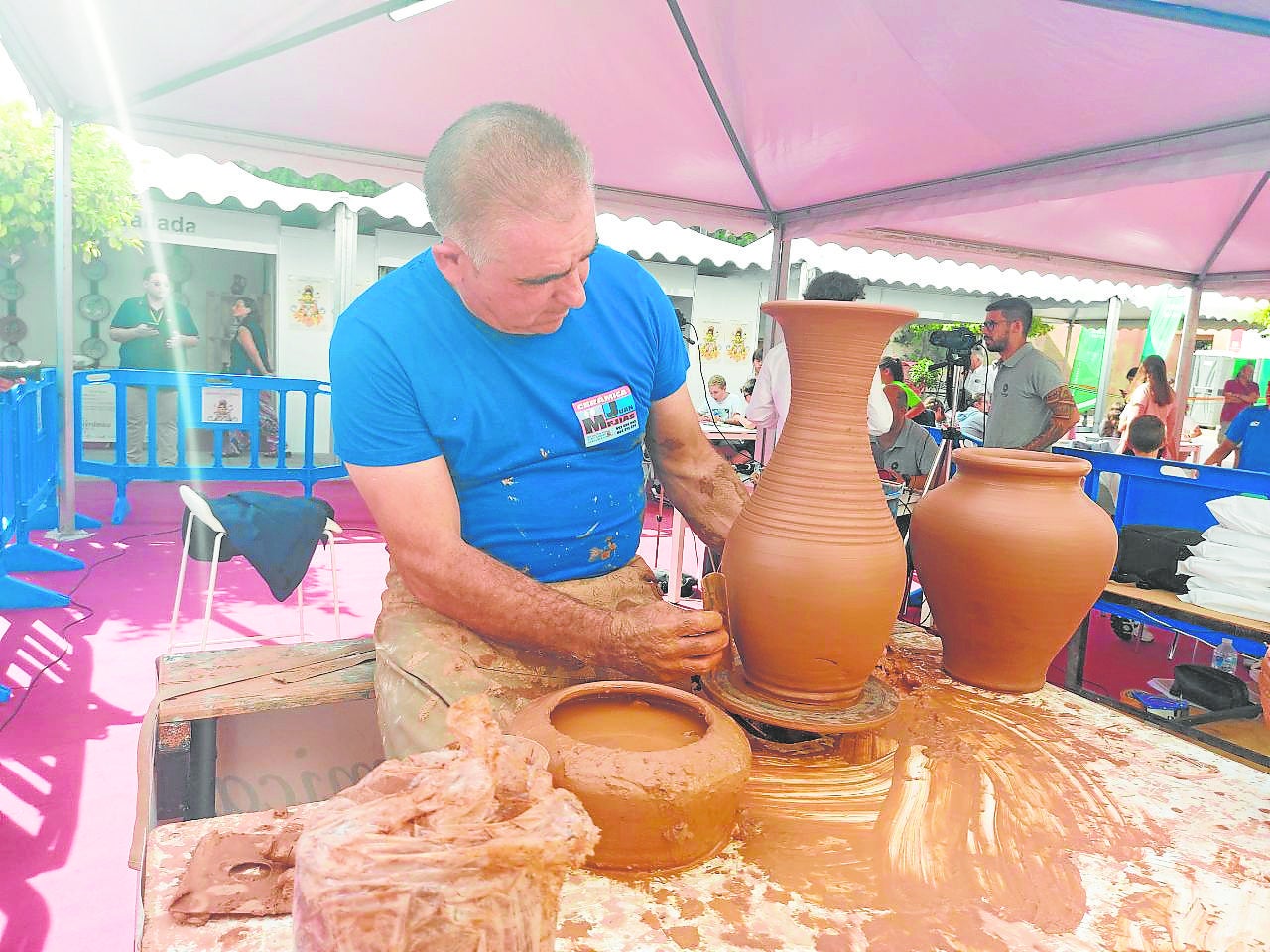 Un alfarero de La Rambla expone al público de Enbarro el trabajo artesanal