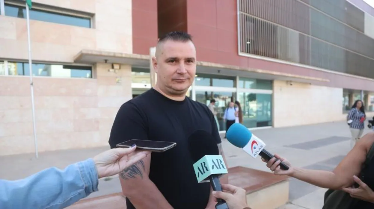 «¿Cómo te sientes, asesino?»: el hermano de Dana Leonte increpa al acusado por su muerte en los juzgados de Vélez-Málaga