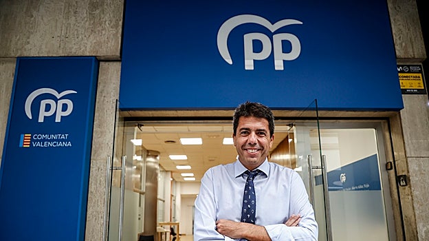 Carlos Mazón posa en la entrada de la sede del PPCV en Valencia