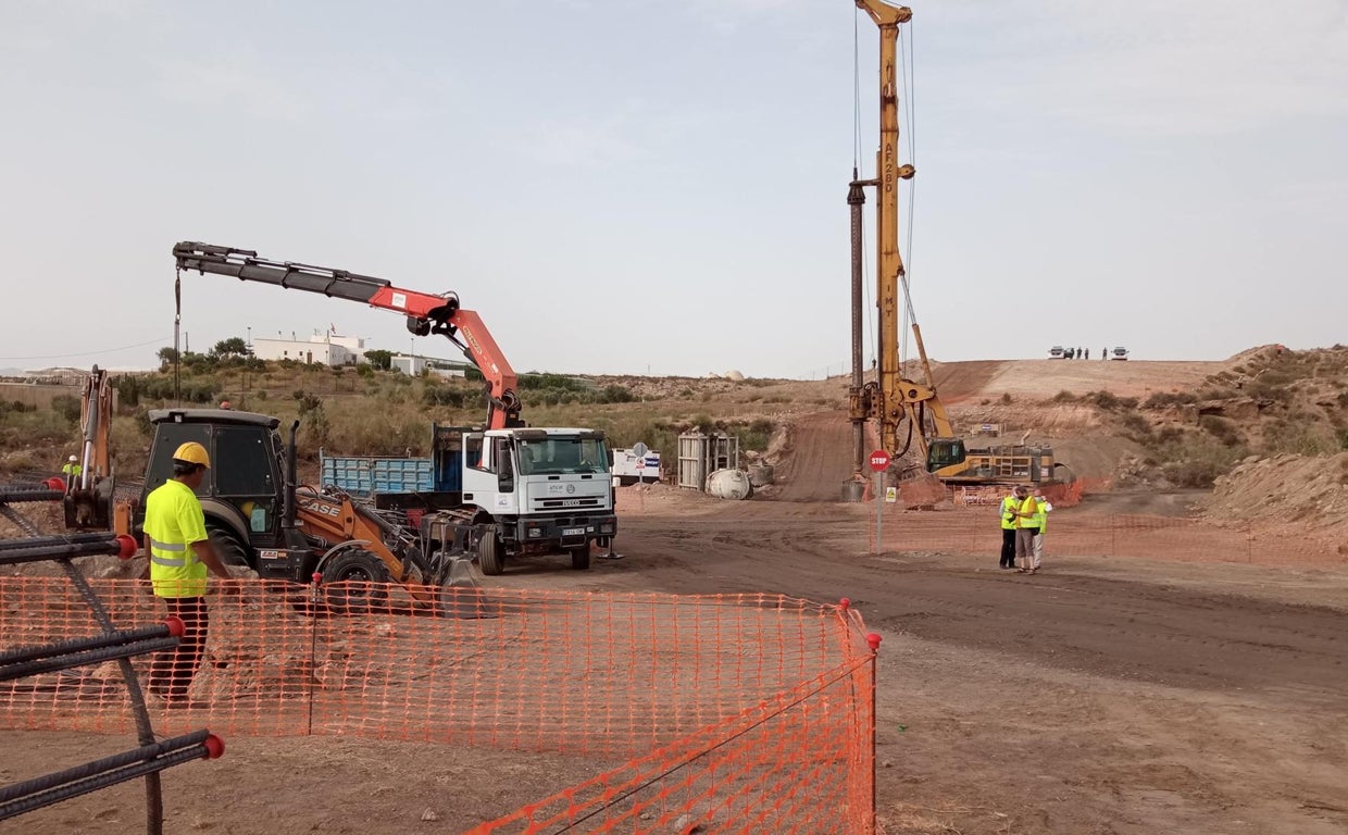 Obras en uno de los tramos del AVE a la altura de Níjar.