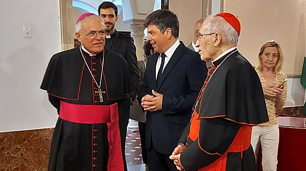 El obispo de Córdoba, Demetrio Fernández, y el alcalde de Montilla, Rafael Llamas, con el cardenal Rouco