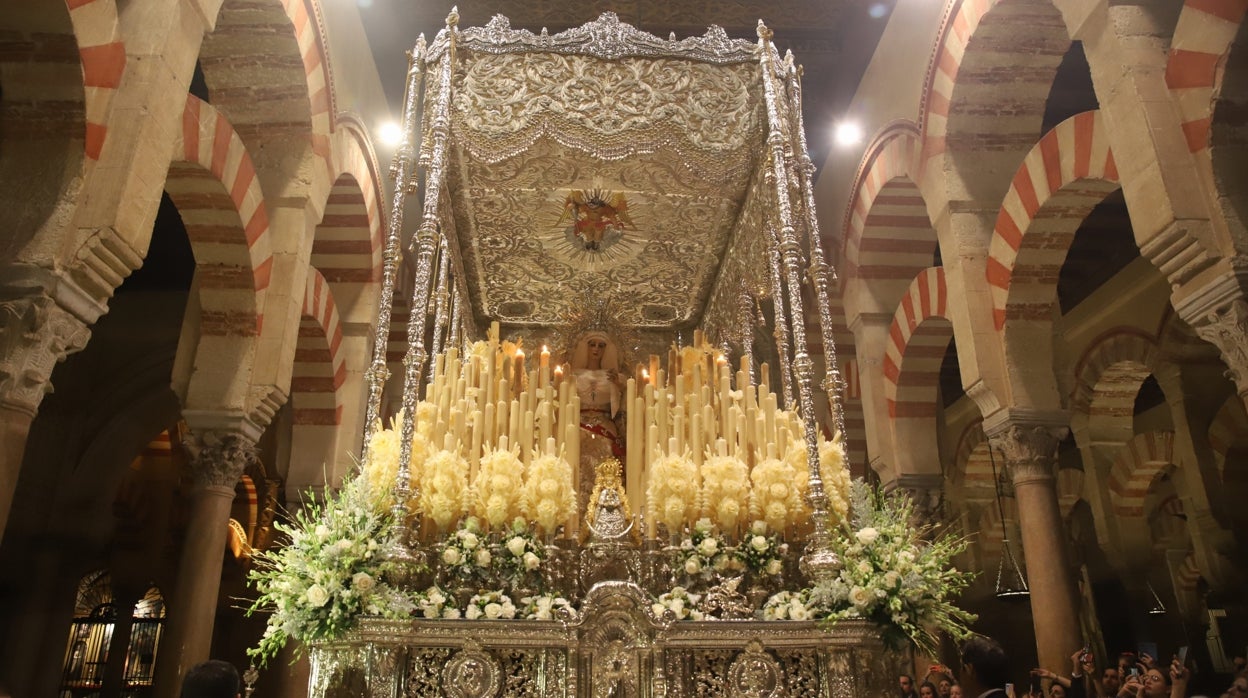 Coronación de la Paz | La Virgen llega a la Catedral de Córdoba tras un camino para el deleite