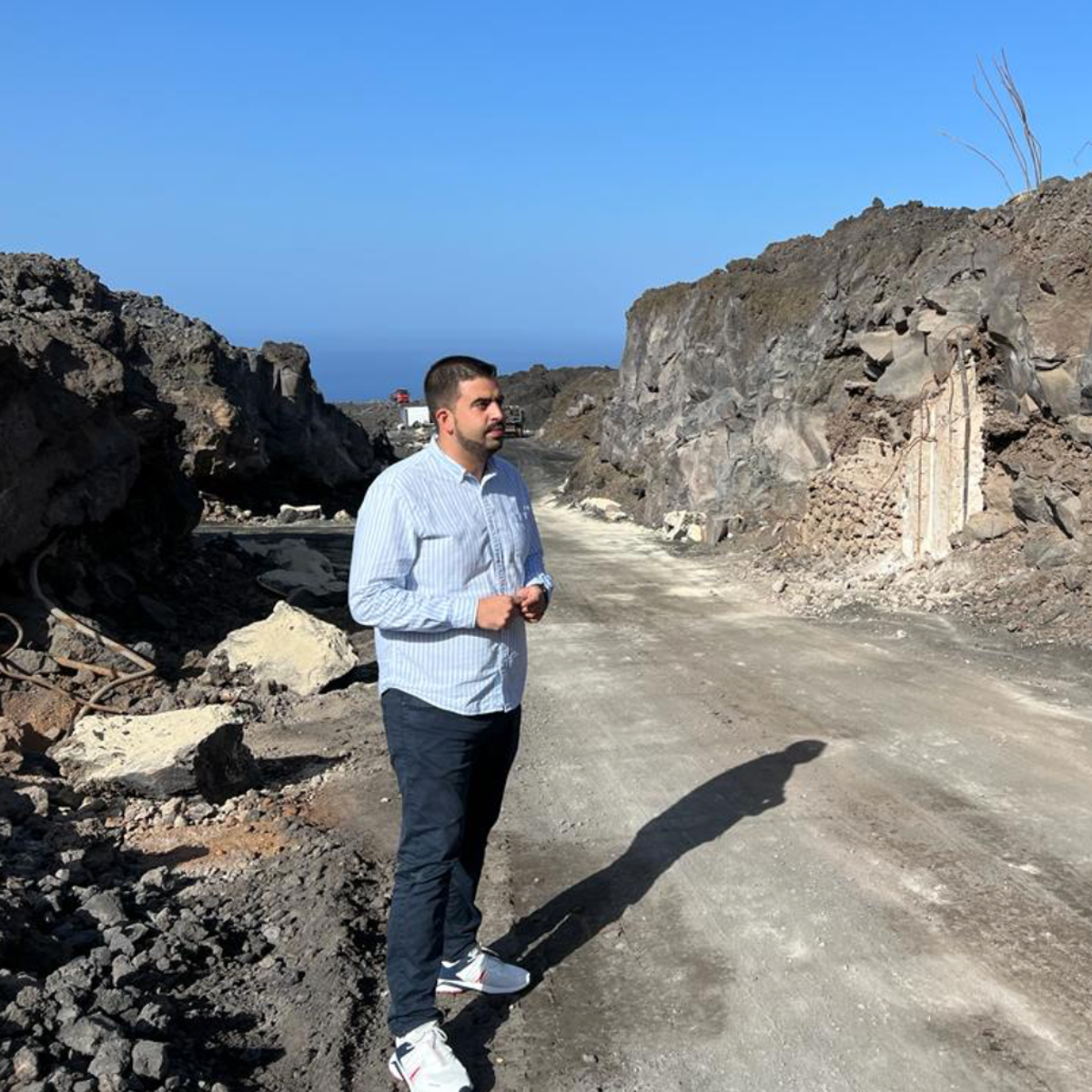 La Palma excava una pared de lava de 12 metros para recuperar casas aisladas