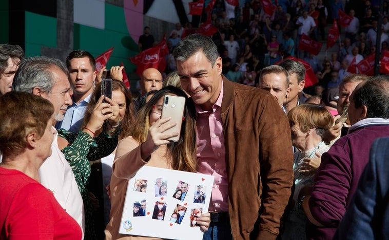 'Paseo triunfal' de Sánchez por las calles de Getafe tras dar esquinazo a la prensa