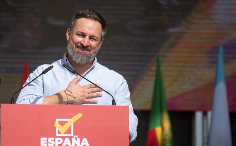 Abascal llama a «recuperar la democracia» respaldado por Trump y Meloni