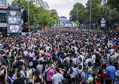 Imagen secundaria 1 - En la imagen superior, Camilo bailando duirante el concierto, abajo a la izquierda, las miles de personas que asistieron al concierto, y a la derecha con su mujer