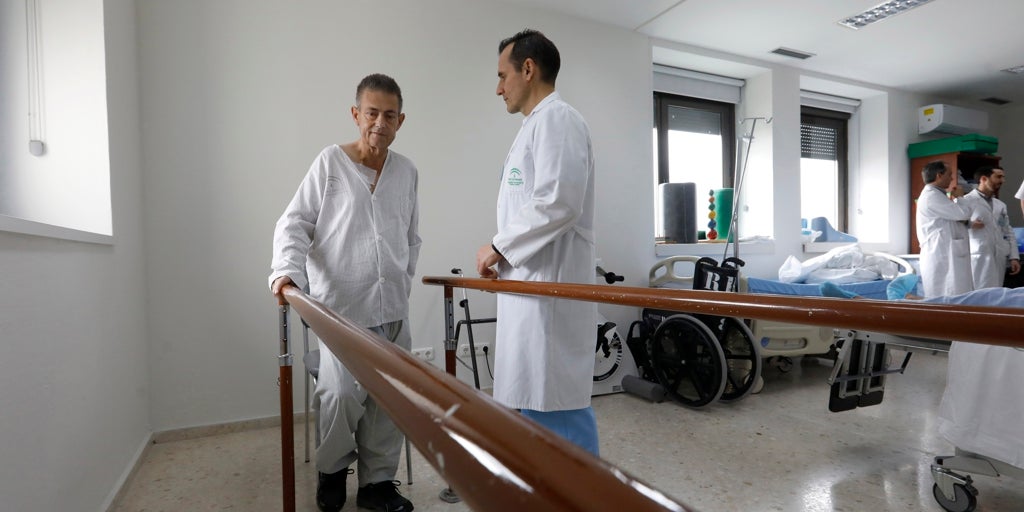 Un neurólogo al teléfono para ganar la carrera al ictus en Andalucía