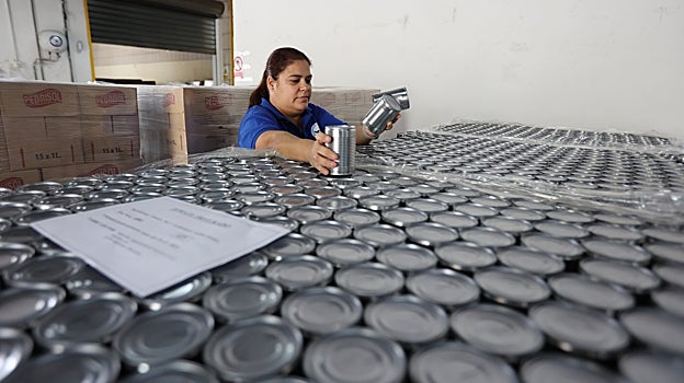 Una voluntaria de Banco de Alimentos ordena latas de alimentos en conserva en Córdoba