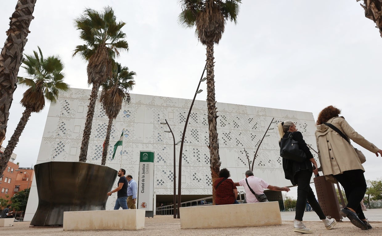 Viandantes junto a la Ciudad de la Justicia de Córdoba