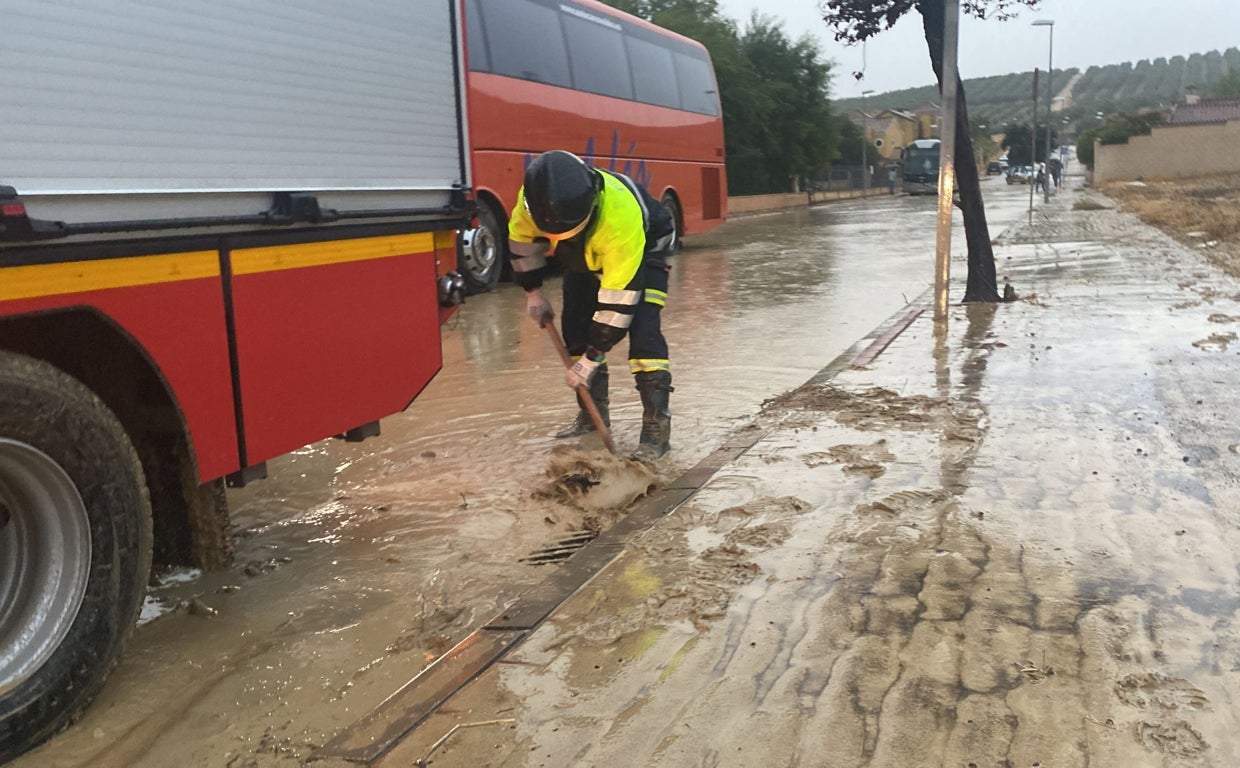 Una balsa de agua por las fuertes lluvias dificulta el tráfico en Puente Genil